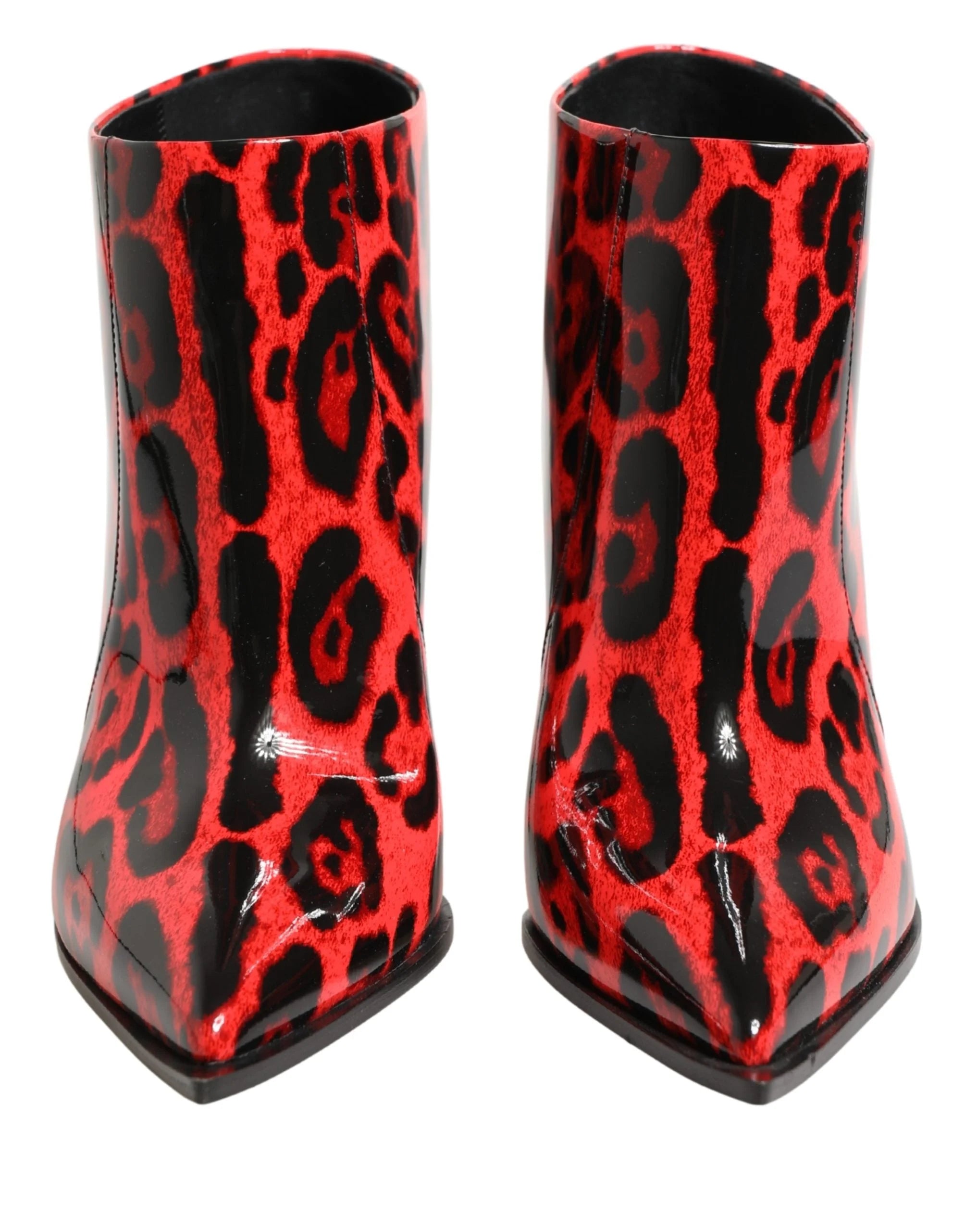 Profil latéral des bottines à imprimé léopard rouge Dolce & Gabbana montrant le talon élégant de 10,5 cm et la silhouette élégante. 