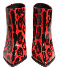 Profil latéral des bottines à imprimé léopard rouge Dolce & Gabbana montrant le talon élégant de 10,5 cm et la silhouette élégante. 