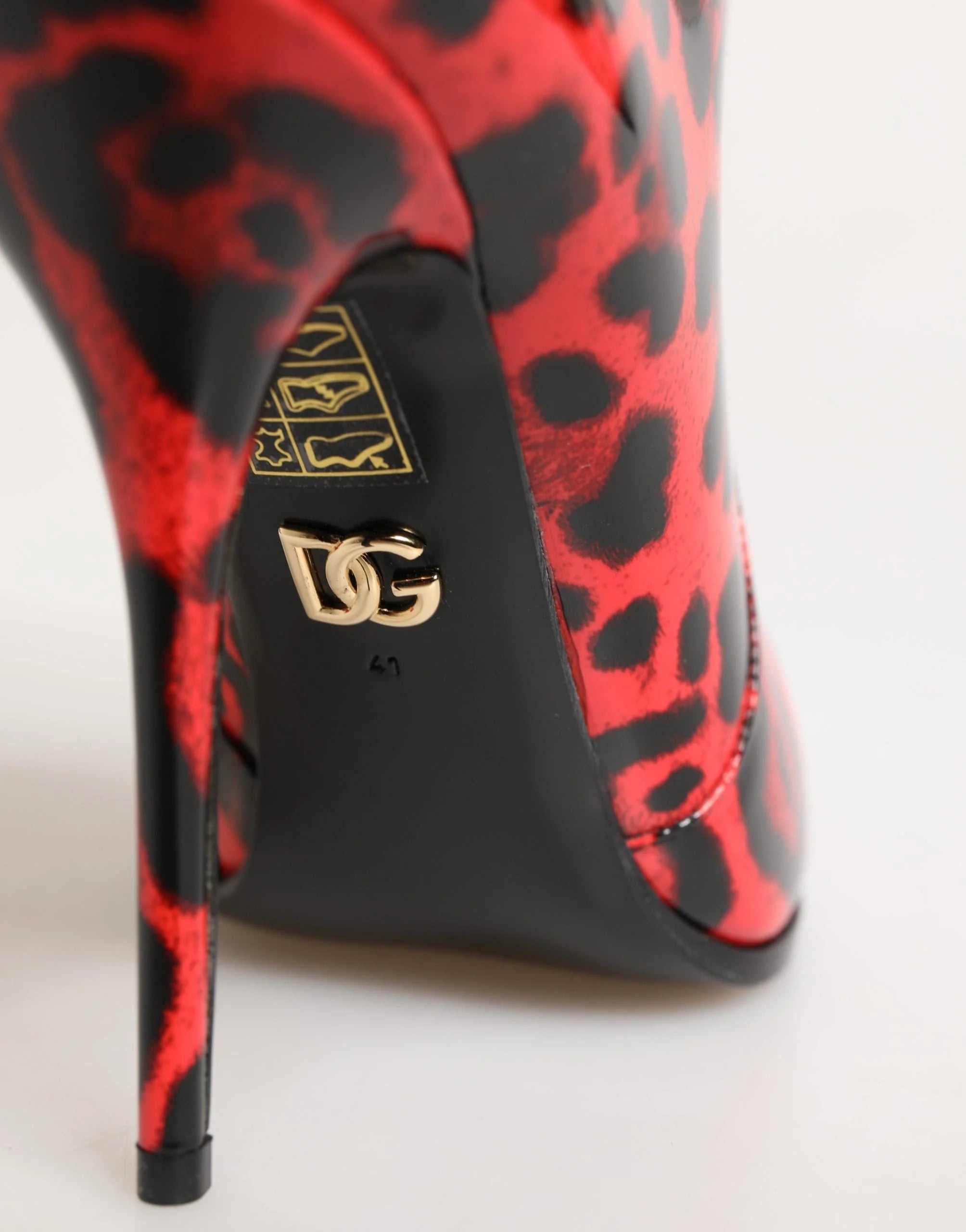 Bottines Cardinale Dolce & Gabbana en mélange de soie imprimée léopard rouge avec un bout pointu et un fin talon stiletto. 