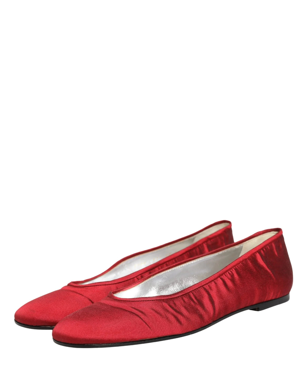 Sivukuva Dolce & Gabbanan kirkkaanpunaisista slip-on-kengistä, joissa on siisti, matalaprofiilinen muotoilu ja hienot pistot.