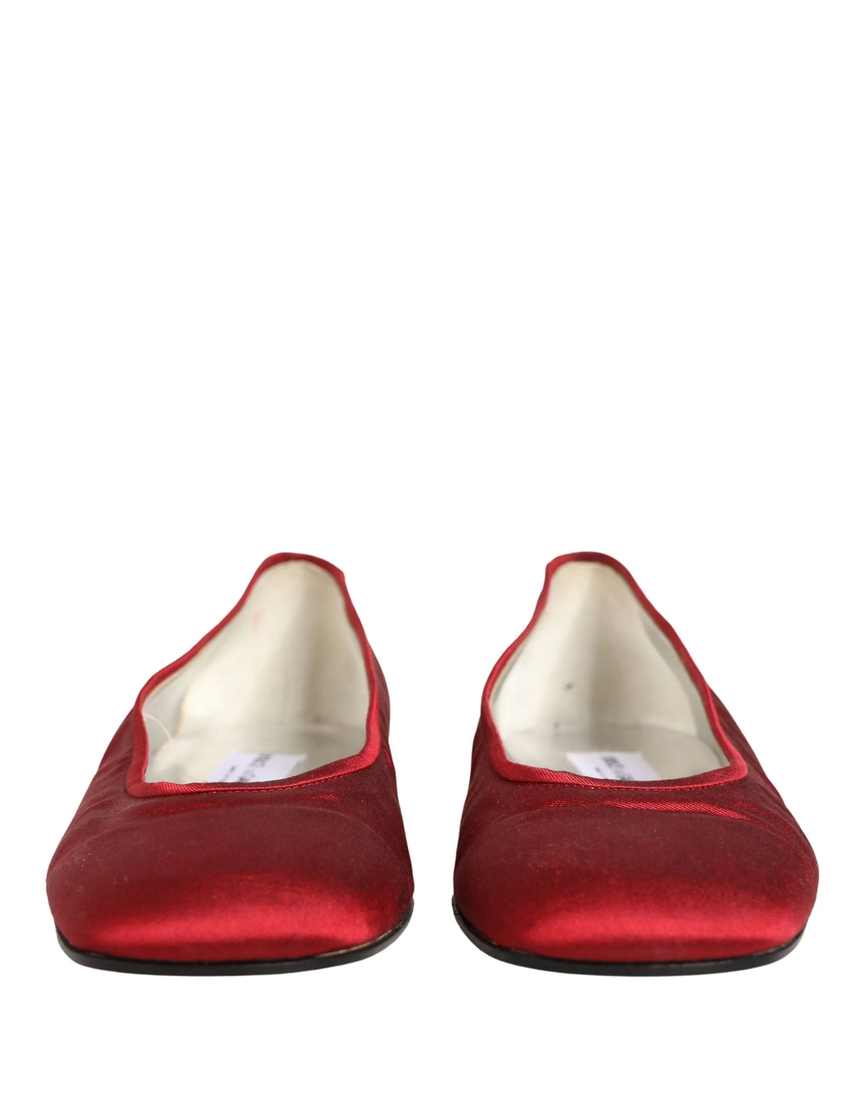 Dolce & Gabbanan kirkkaanpunaiset satiinibalettiasunnet, joissa on klassinen slip-on-siluetti ja elegantti pyöristetty kärki.