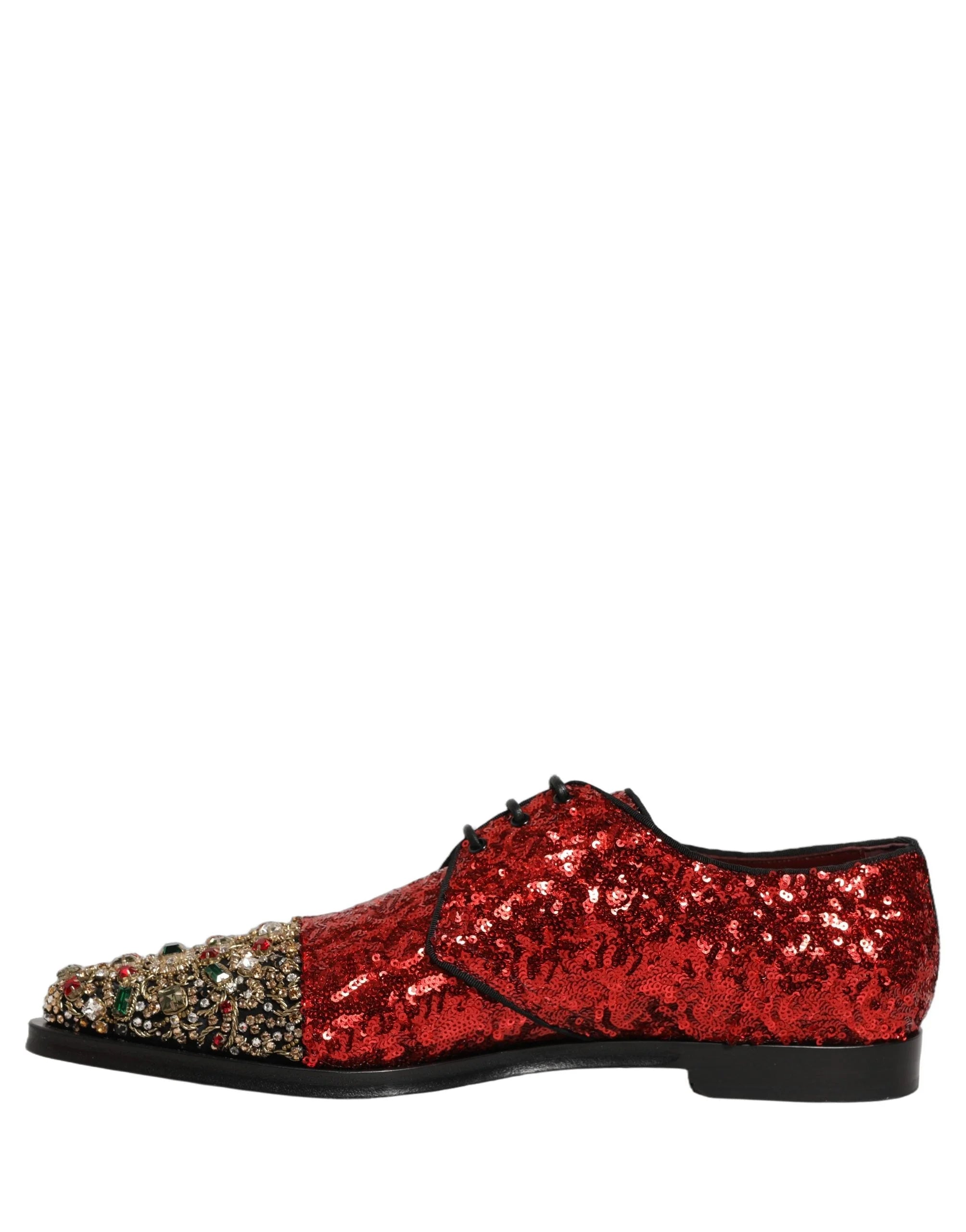 Detailaufnahme der polierten Ledersohle und Absatzkonstruktion des roten, pailletenbesetzten Abendschuhs von Dolce & Gabbana.