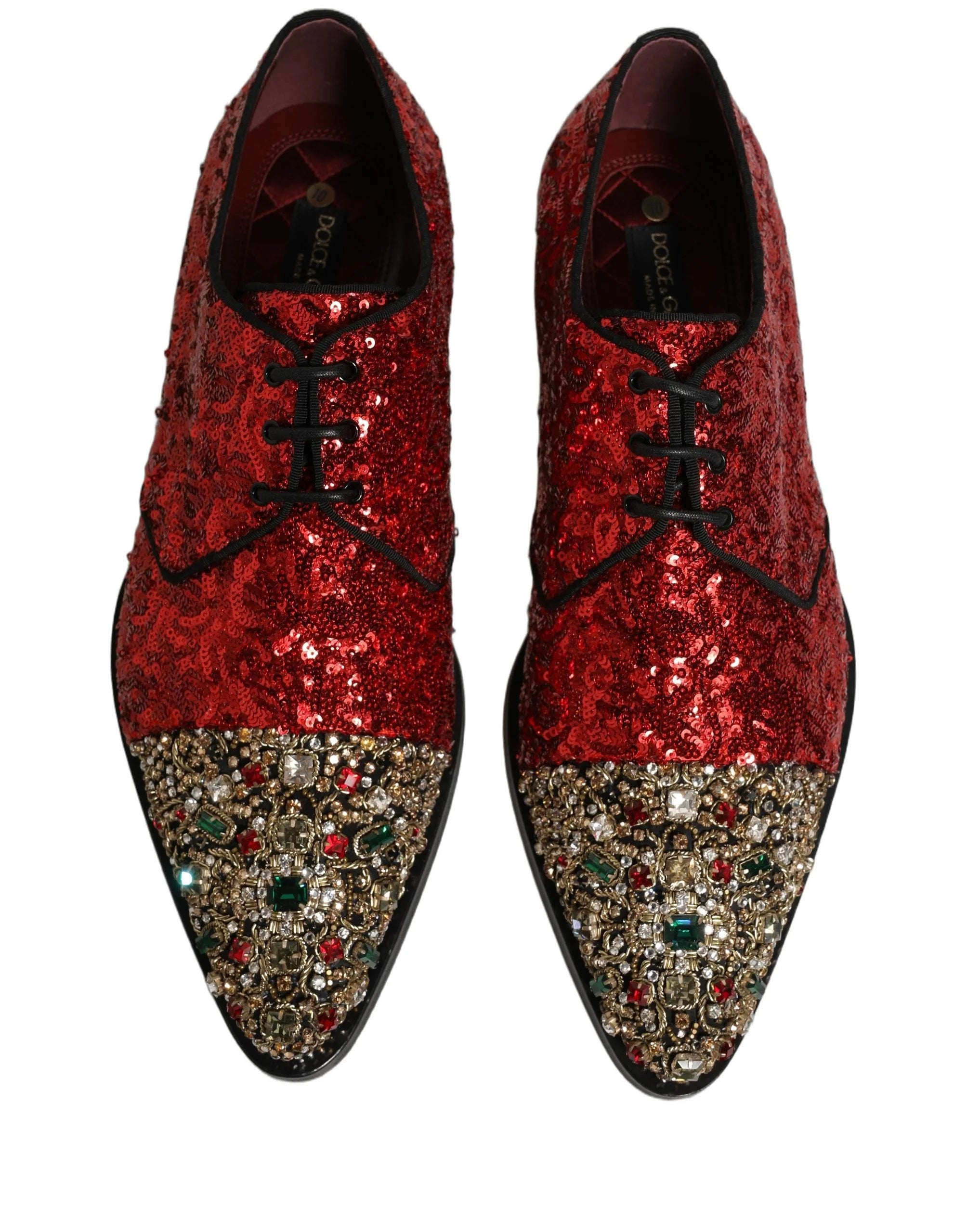 Rückansicht der roten, pailletenbesetzten Derbys von Dolce & Gabbana, die den strukturierten Absatz und die sorgfältige Handwerkskunst hervorheben.
