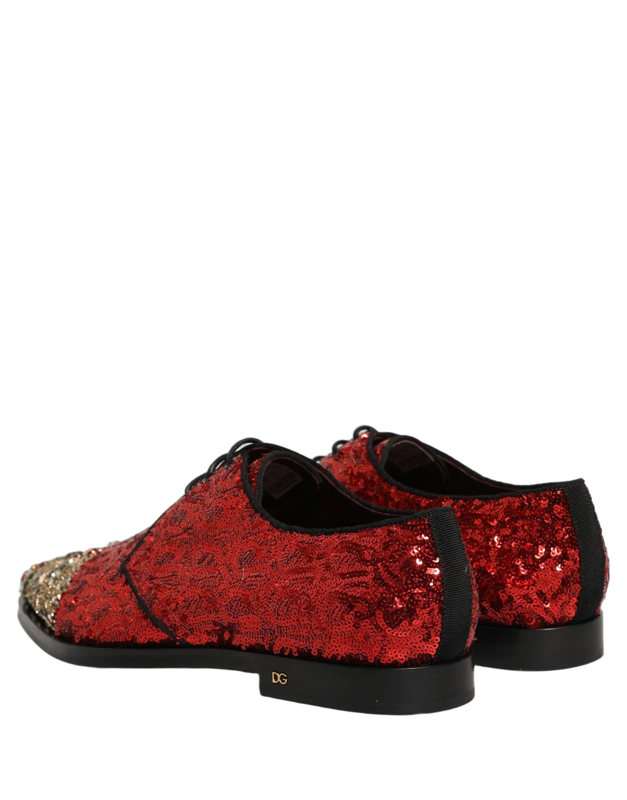 Nahaufnahme der komplizierten roten Paillettenstruktur dieser luxuriösen Dolce & Gabbana Lederschuhe.