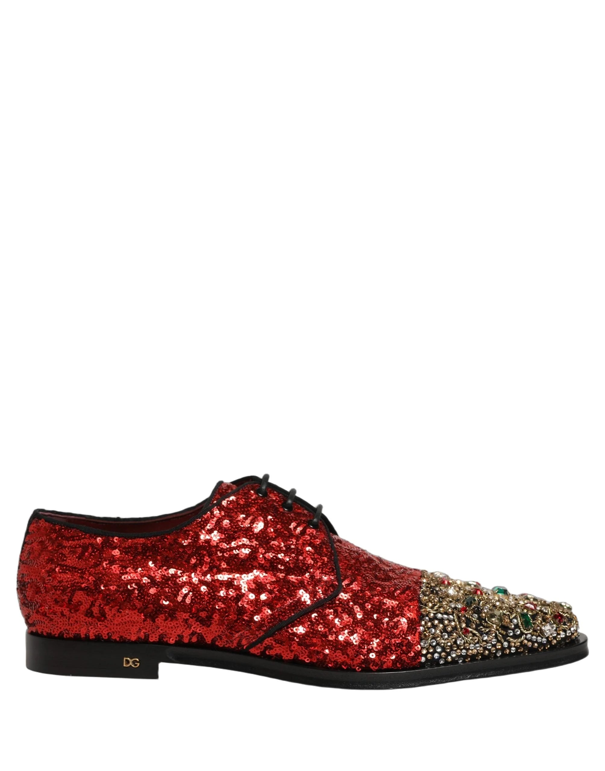 Eingewinkelter Blick auf die Zehenbox, die die lichtreflektierenden Pailletten an diesem formellen Schuh von Dolce & Gabbana zeigt.