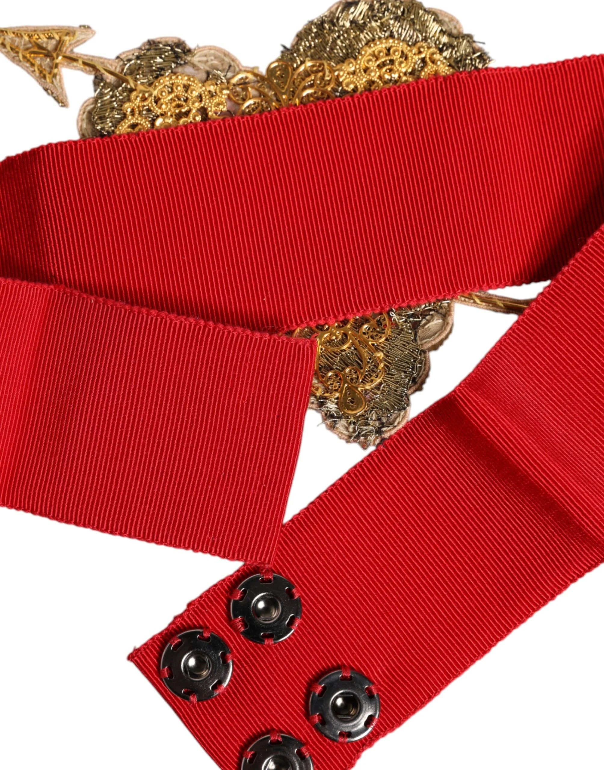 Makró felvétel a Dolce & Gabbana luxus szívdíszítésű öv piros pamut és viszkóz textília szövéséről.