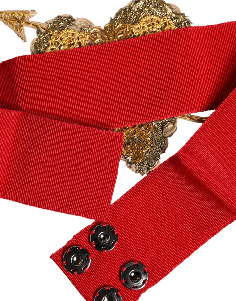 Makró felvétel a Dolce & Gabbana luxus szívdíszítésű öv piros pamut és viszkóz textília szövéséről.