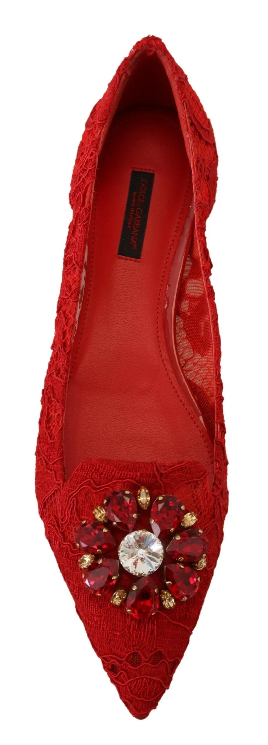 Perfil lateral dos sapatos vermelhos de renda Dolce & Gabbana com bordados florais intrincados e solas de couro.