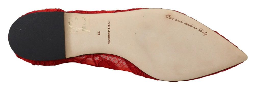 Dolce & Gabbana Red Taormina loafers de renda com ornamentos florais de cristal no dedo do pé, vista frontal.