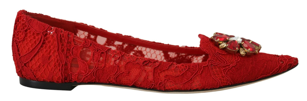 Fotografia de estúdio em ângulo dos sapatos de renda vermelha com cristais da Dolce & Gabbana para mulher.
