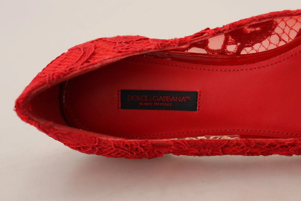 A lisa sola de couro dos mocassins de renda vermelha da Dolce & Gabbana, exibindo a autêntica marca Made in Italy.