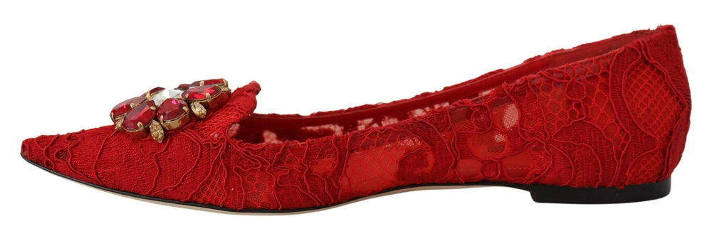 Perspetiva superior das palmilhas de couro almofadadas com a marca Dolce & Gabbana dourada no interior dos sapatos de renda vermelhos.