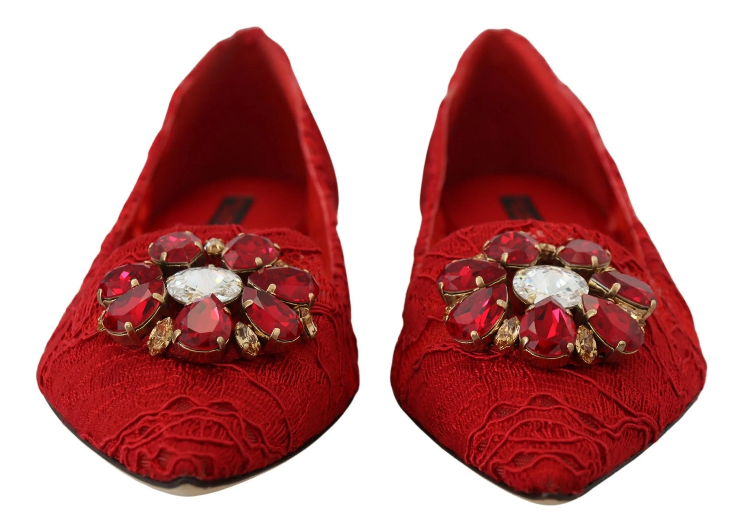 Vista traseira dos mocassins de renda vermelha Taormina da Dolce & Gabbana, destacando o salto estruturado e a delicada malha.