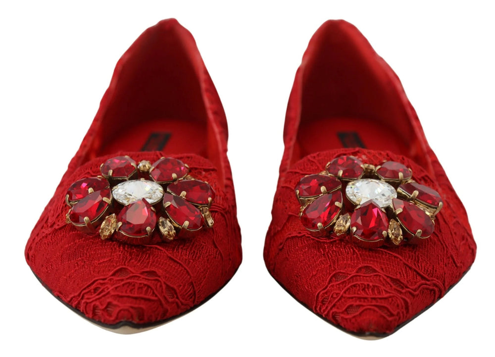 Vista traseira dos mocassins de renda vermelha Taormina da Dolce & Gabbana, destacando o salto estruturado e a delicada malha.