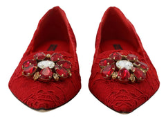 Vista traseira dos mocassins de renda vermelha Taormina da Dolce & Gabbana, destacando o salto estruturado e a delicada malha.