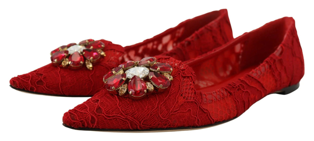 Close-up da brilhante flor de cristal no dedo de um sapato plano vermelho da Dolce & Gabbana.