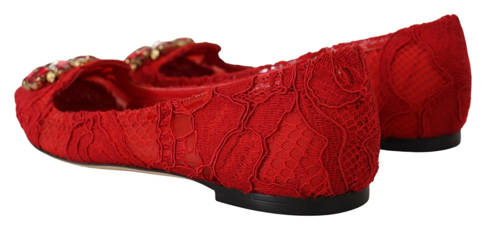 Vista detalhada da textura de renda Taormina e do fino artesanato destes mocassins vermelhos de luxo da Dolce & Gabbana.