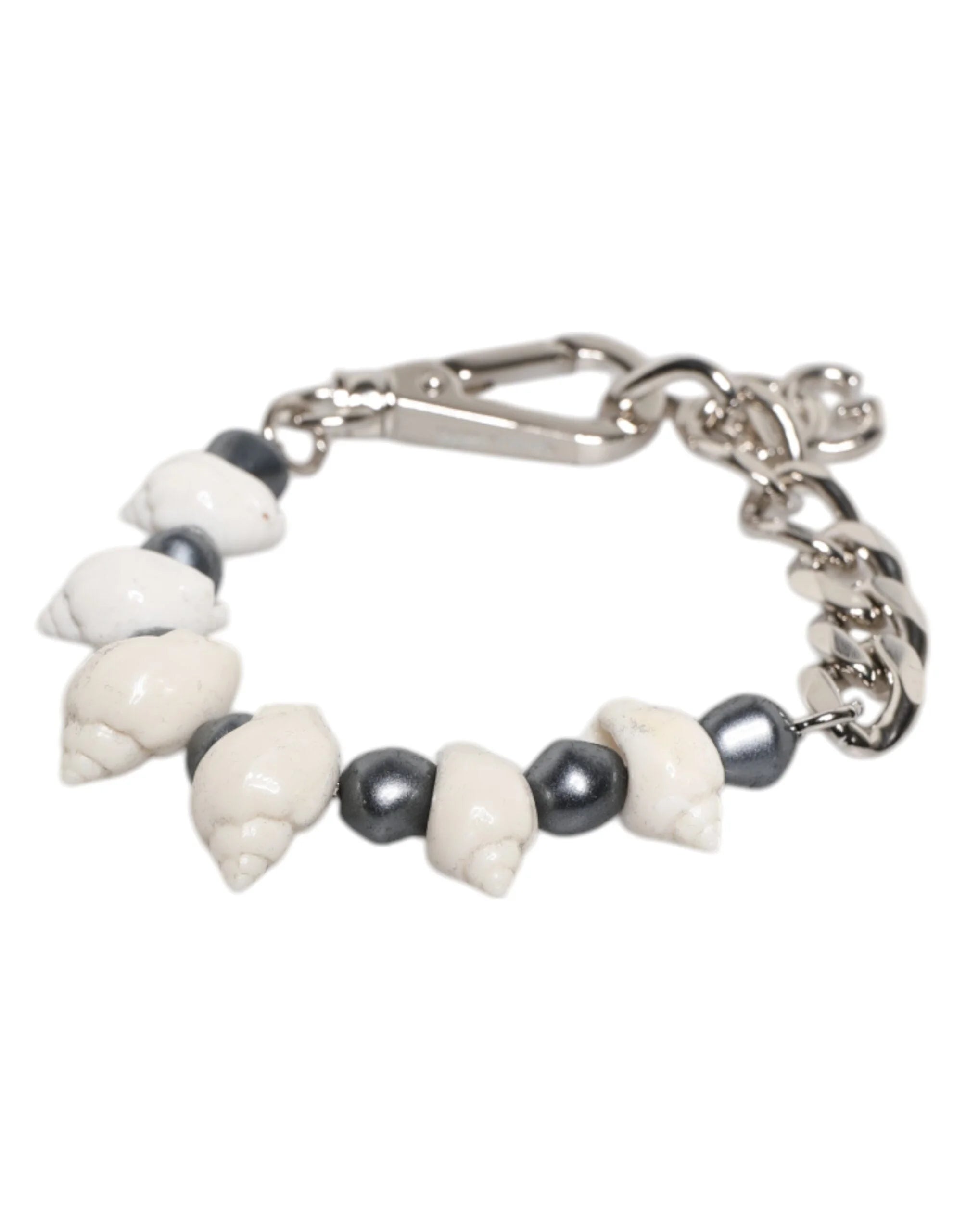 Imagine detaliată a mărgelelor uniforme argintii și a măiestriei acestei accesorii de lux Dolce & Gabbana pentru bărbați.