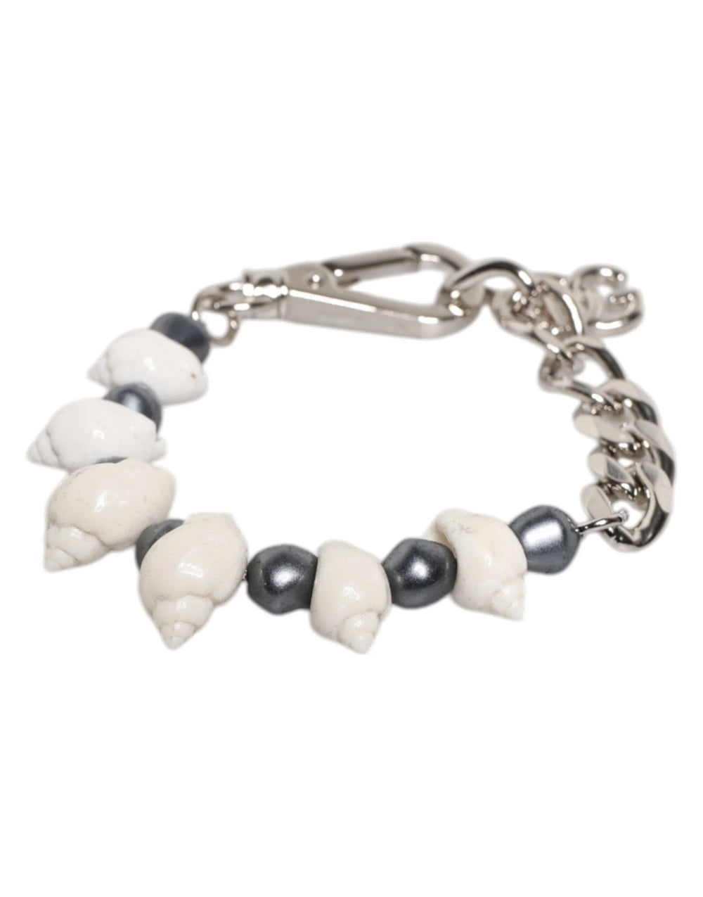Imagine detaliată a mărgelelor uniforme argintii și a măiestriei acestei accesorii de lux Dolce & Gabbana pentru bărbați.