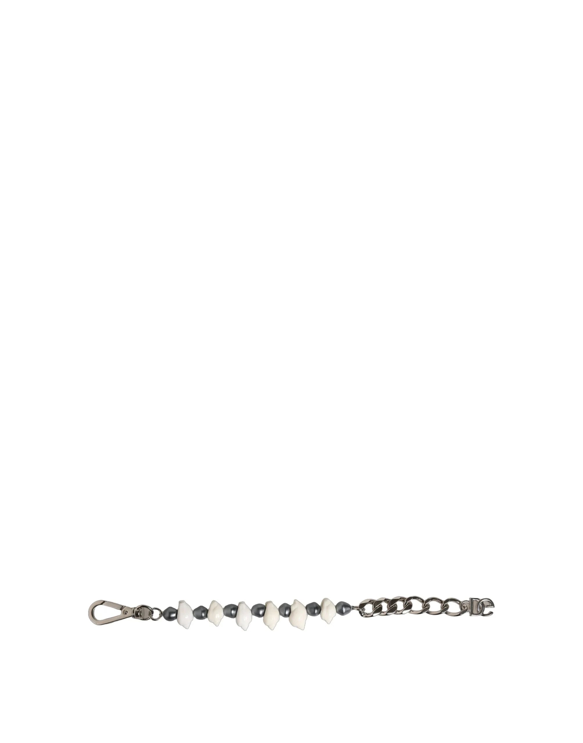 Zijaanzicht van de door AmeOro samengestelde Dolce & Gabbana kralenarmband, met de ingewikkelde zilverkleurige ketting en schelpmotief.