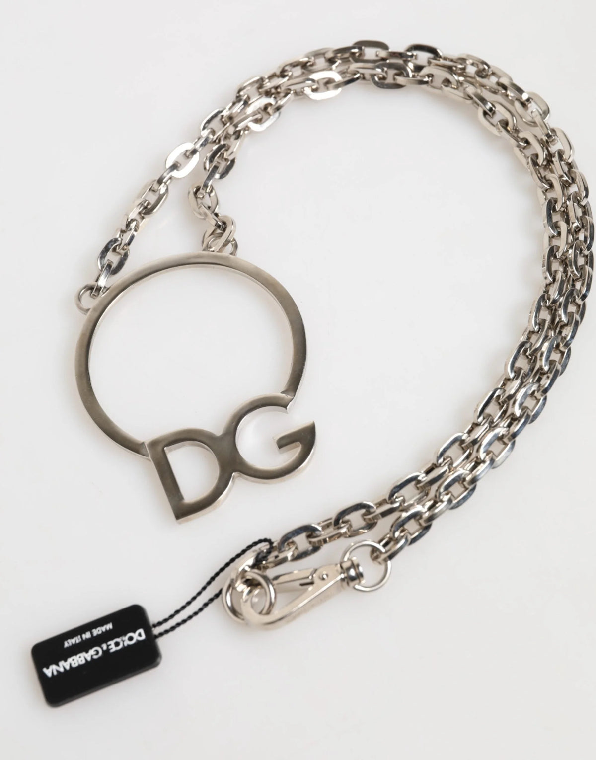 שרשרת לגברים של Dolce & Gabbana עם תליון לוגו DG איקוני מברזל מצופה כסף.