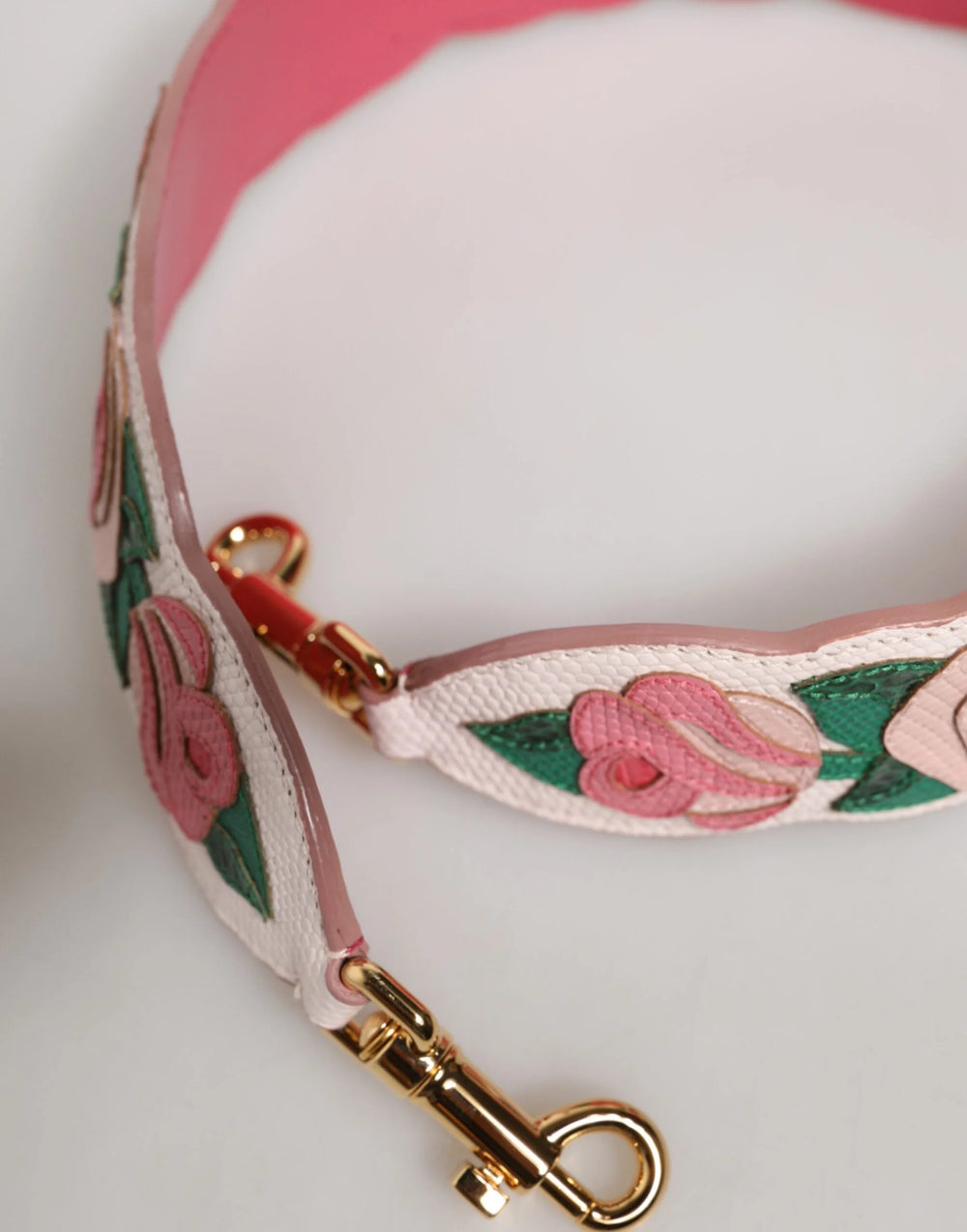 A Dolce & Gabbana virágos pánt hátoldala sima fehér borjúbőrrel és pontos tonális varrással.