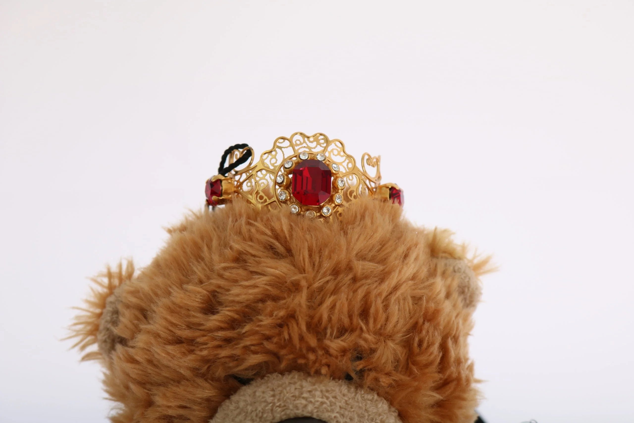 منظور خلفي للتاج الذهبي الفاخر من Dolce & Gabbana مع إبراز شريط الرأس المغلف بالفيلكرو الآمن.
