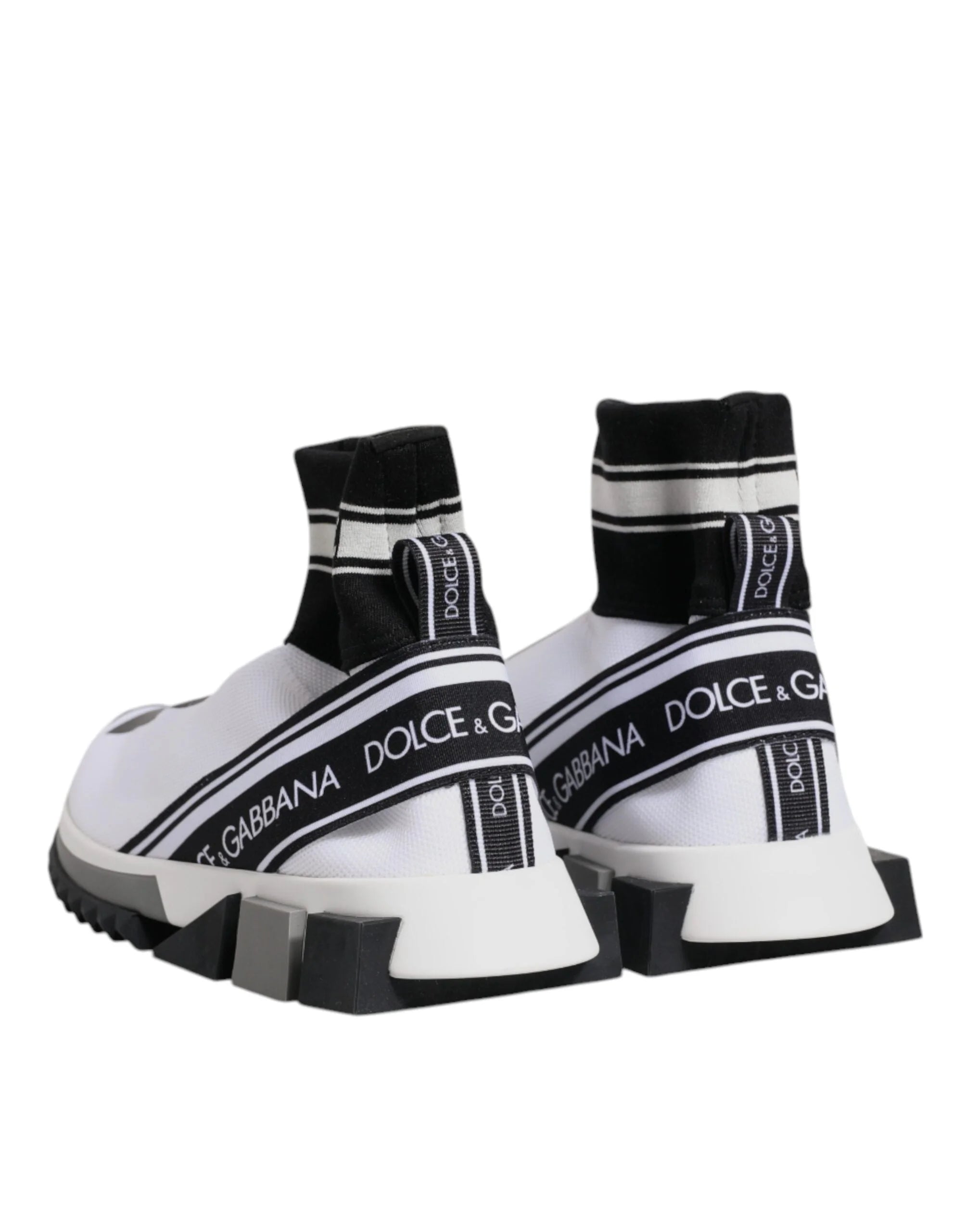 Oversigtsbillede af Dolce & Gabbana high-top sneakers, der fremhæver den slanke silhuet og det monokrome farveskema.