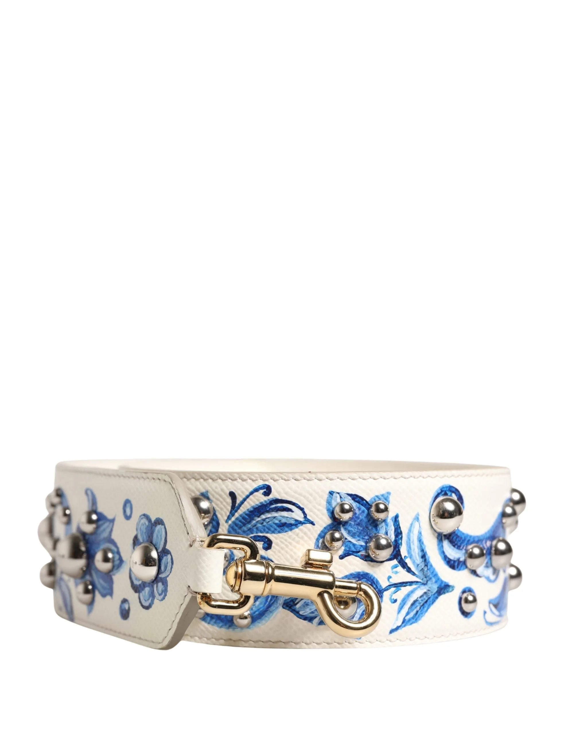 A Dolce & Gabbana virágos bőr pánt oldalnézete, amelyen látható a kifinomult, kék mediterrán ihletésű minta.