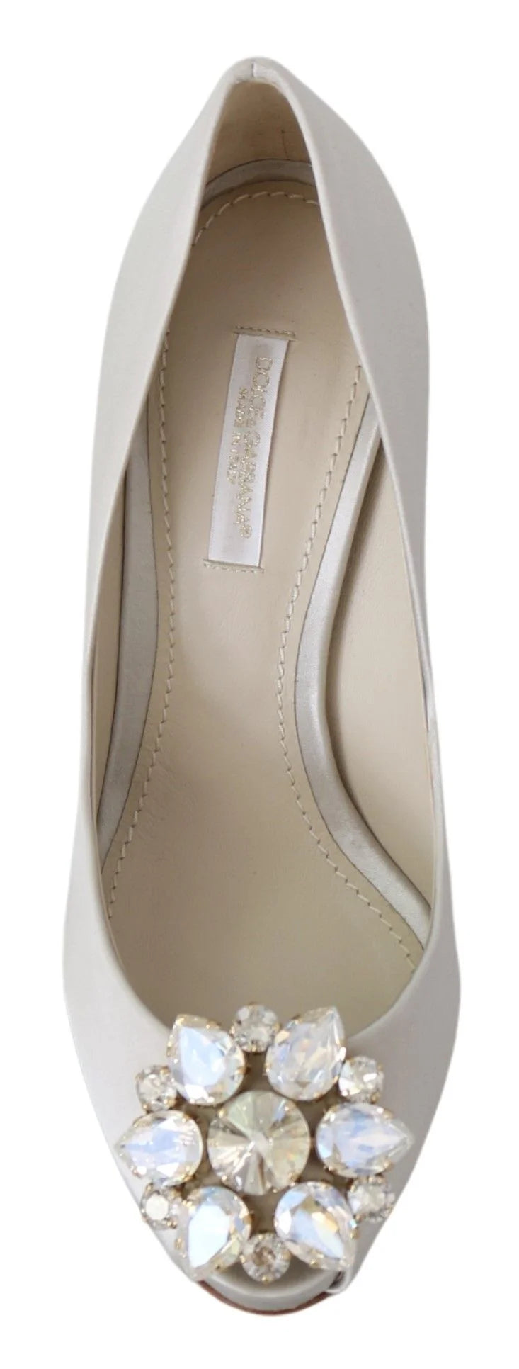 Sideprofil af Ameoros Dolce & Gabbana hvide satin hæle med funklende krystal accenter og elegant åben tå design.