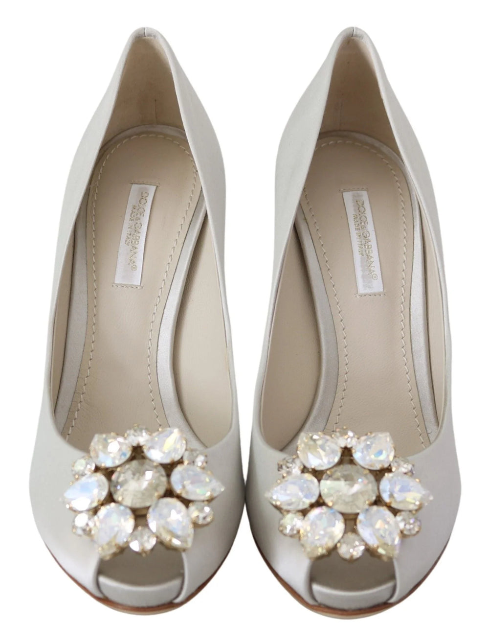 Bagsiden af luksus Dolce & Gabbana pumps, der viser den strukturerede hæl og det raffinerede hvide viscose-silke blandings finish.
