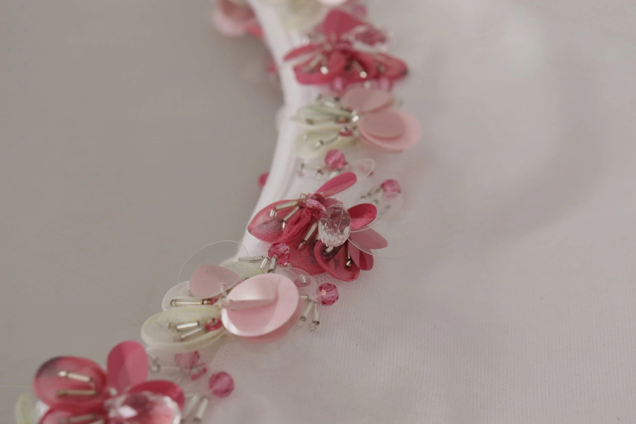 Dolce & Gabbana White DG Crown Floral Sequin T-shirt - IT38|XS - T-Shirts