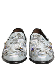 Sidoprofil av Dolce & Gabbanas vita blommiga loafers som visar den eleganta silhuetten och premium läderkonstruktionen.
