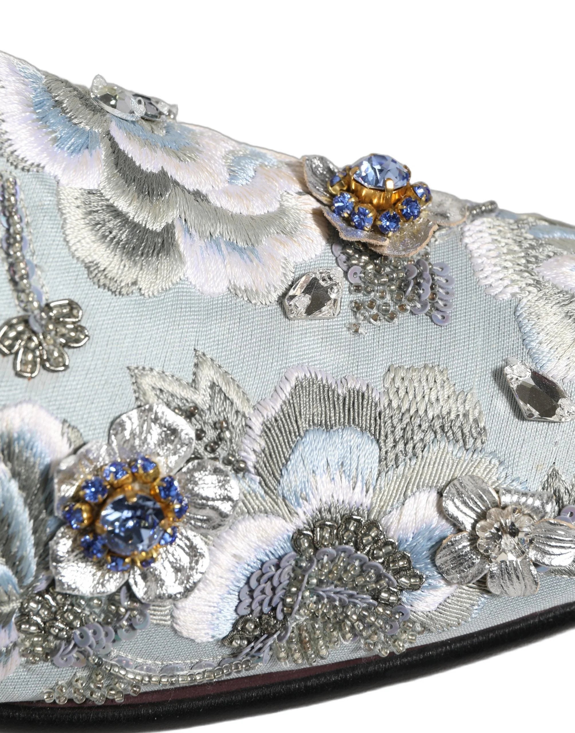 Dolce & Gabbanas loafers för män i vitt läder med intrikata blomsterdetaljer och slip-on design.
