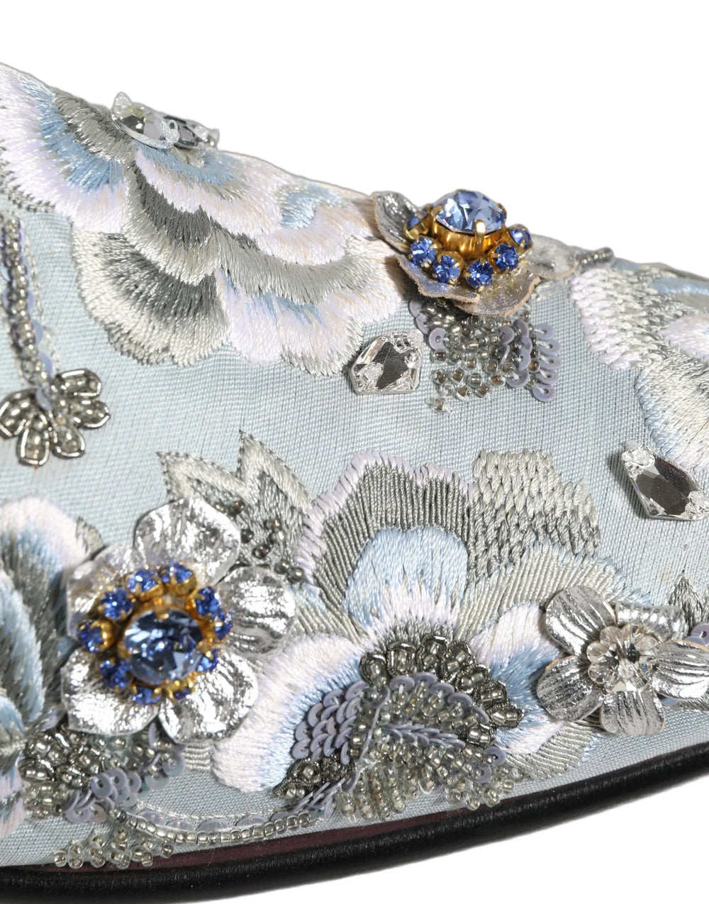 Dolce & Gabbanas loafers för män i vitt läder med intrikata blomsterdetaljer och slip-on design.