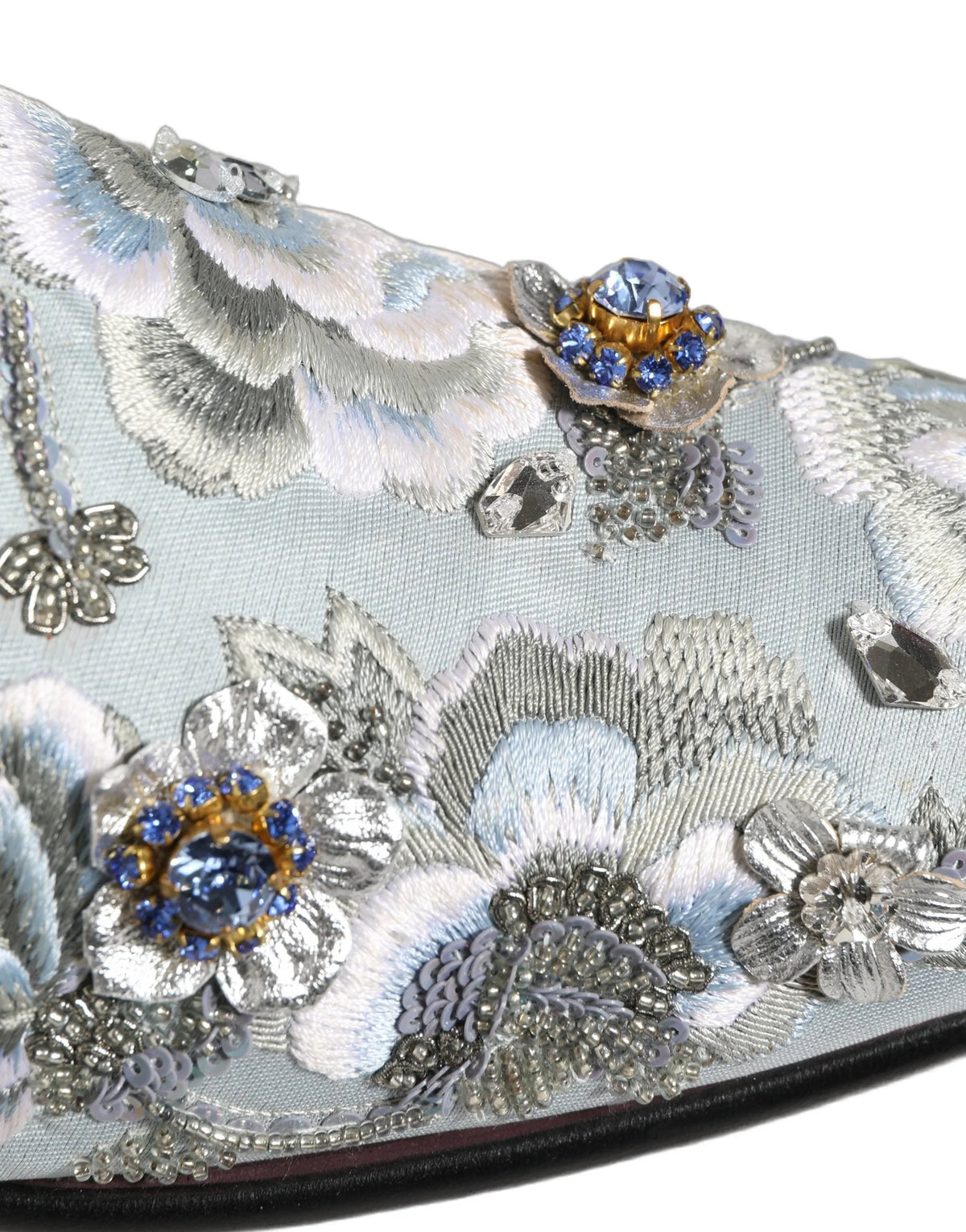 Dolce & Gabbanas loafers för män i vitt läder med intrikata blomsterdetaljer och slip-on design.