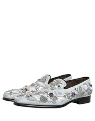 Närbild på det hantverkande blomsterbroderiet och paljetter på tån på dessa lyxiga Dolce & Gabbana skor för män.