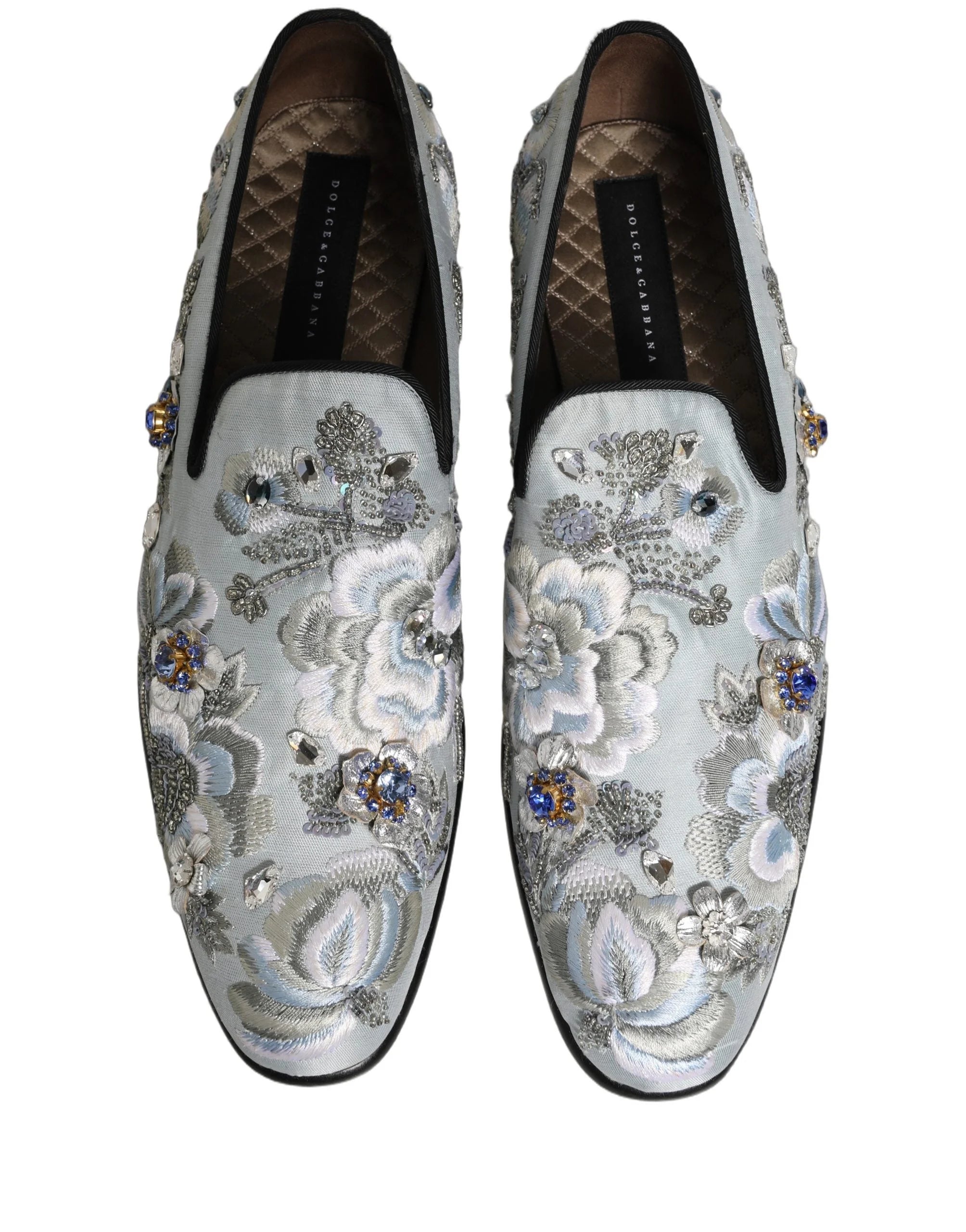 Baksida av de vita Dolce & Gabbana utsmyckade loafers som framhäver den strukturerade hälen och rena läderfinishen.
