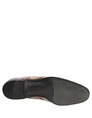 Mocassins de couro branco para homem da Dolce & Gabbana com um padrão floral azul refinado e uma silhueta elegante.