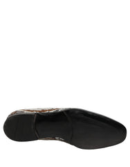Dolce & Gabbanas loafers för män med vita och guldiga paljetter, en förfinad läderkant och en kransdetalj.