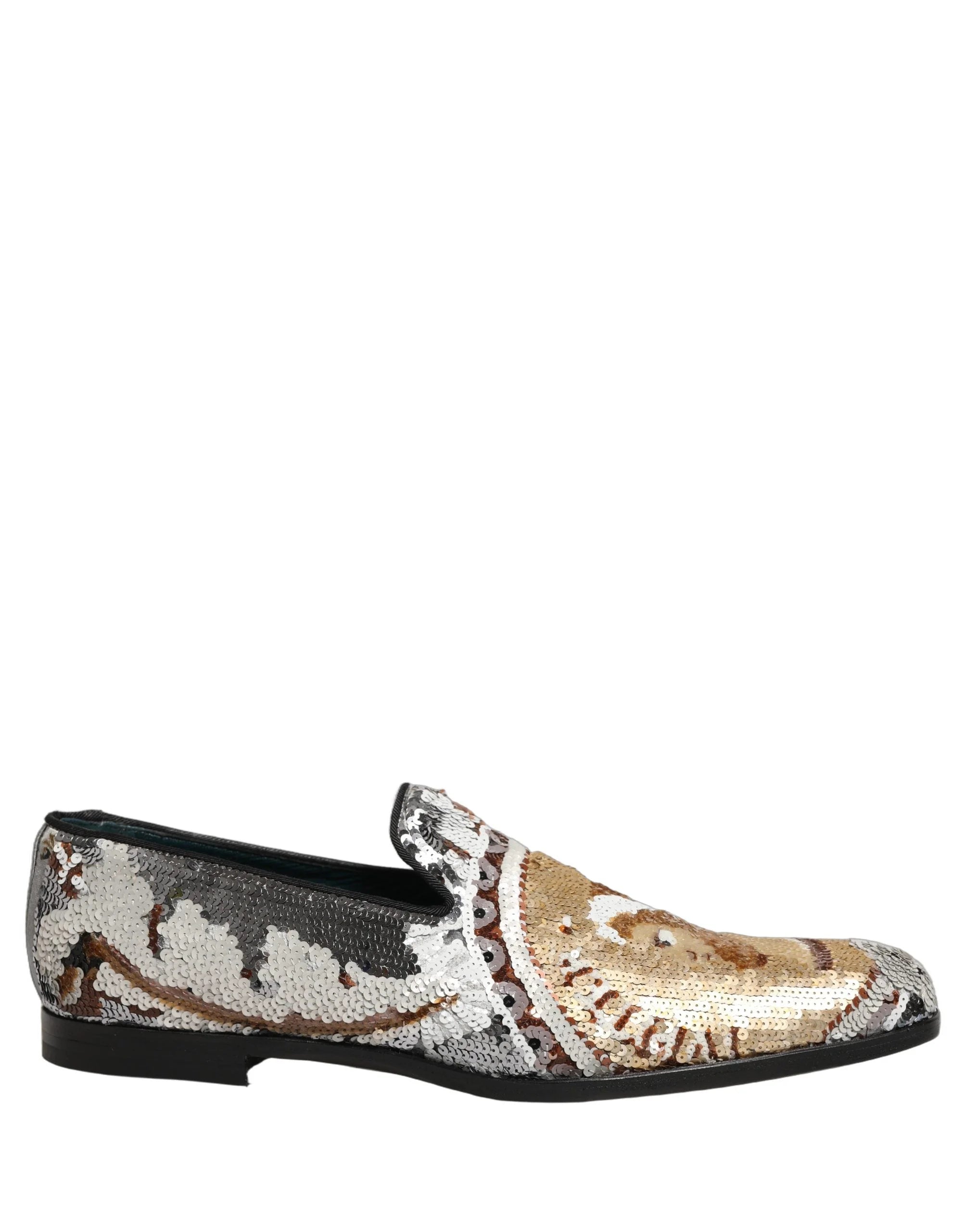 Makrodetalj av paljetterna som reflekterar ljuset och den precisa sömnaden på Dolce & Gabbanas lyxiga slip-on-skor.