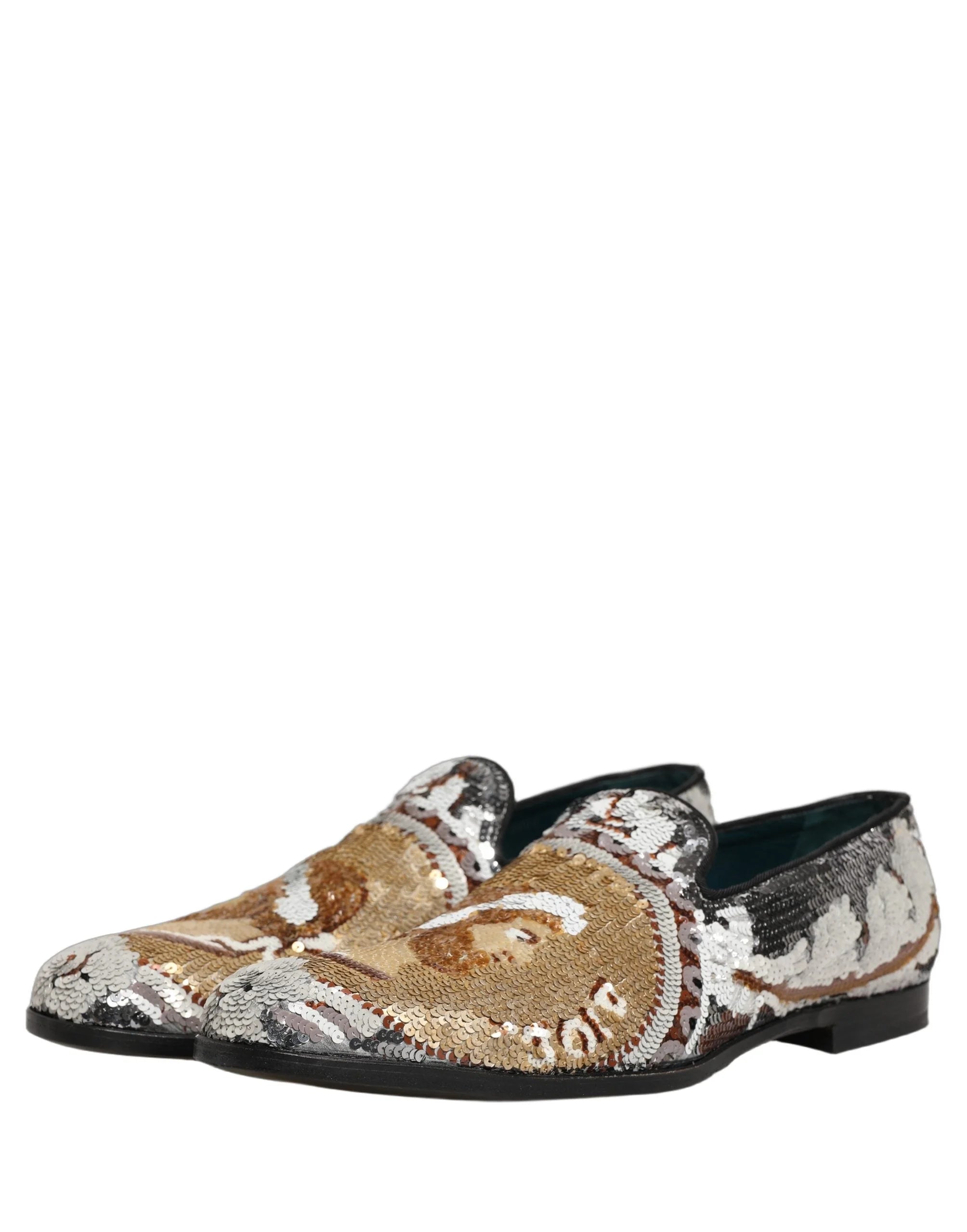 Närbild av den intrikata guldiga paljettbroderingen och det hantverk som krävs för dessa lyxiga loafers för män.