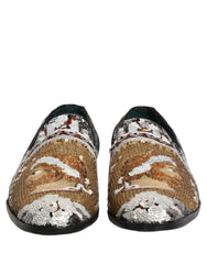 Sidoprofil av Dolce & Gabbanas loafers med guldiga paljetter som visar den smidiga siluetten och den låga staplade klacken.
