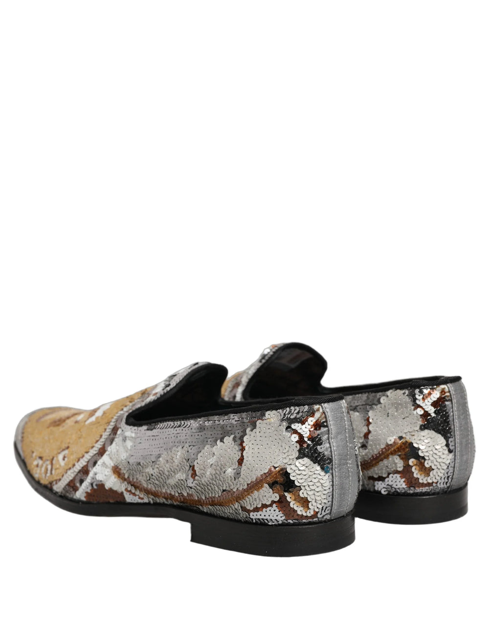 Vy uppifrån av Dolce & Gabbanas slip-ons med paljetter som visar den quiltade läderinnersulan och den märkta kransen.