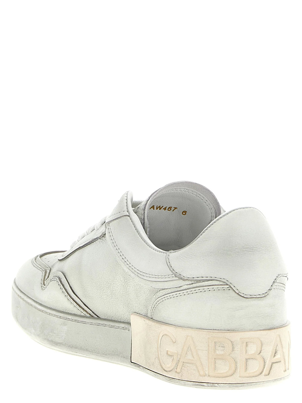 Nærbilde av den førsteklasses lammeskinn teksturen og presise håndverket på Dolce & Gabbana hvite sneakers.