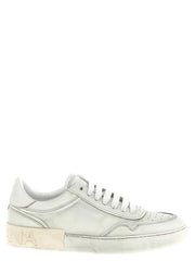 Dolce & Gabbana hvite lammeskinn lave sneakers med en ren minimalistisk silhuett og tonale snorer.