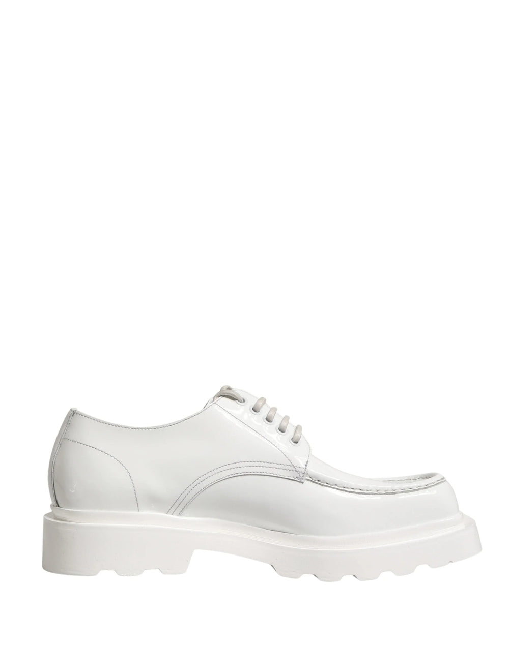 Detailed view of the oversized rubber sole tread on the Dolce & Gabbana white leather Derby for men.
