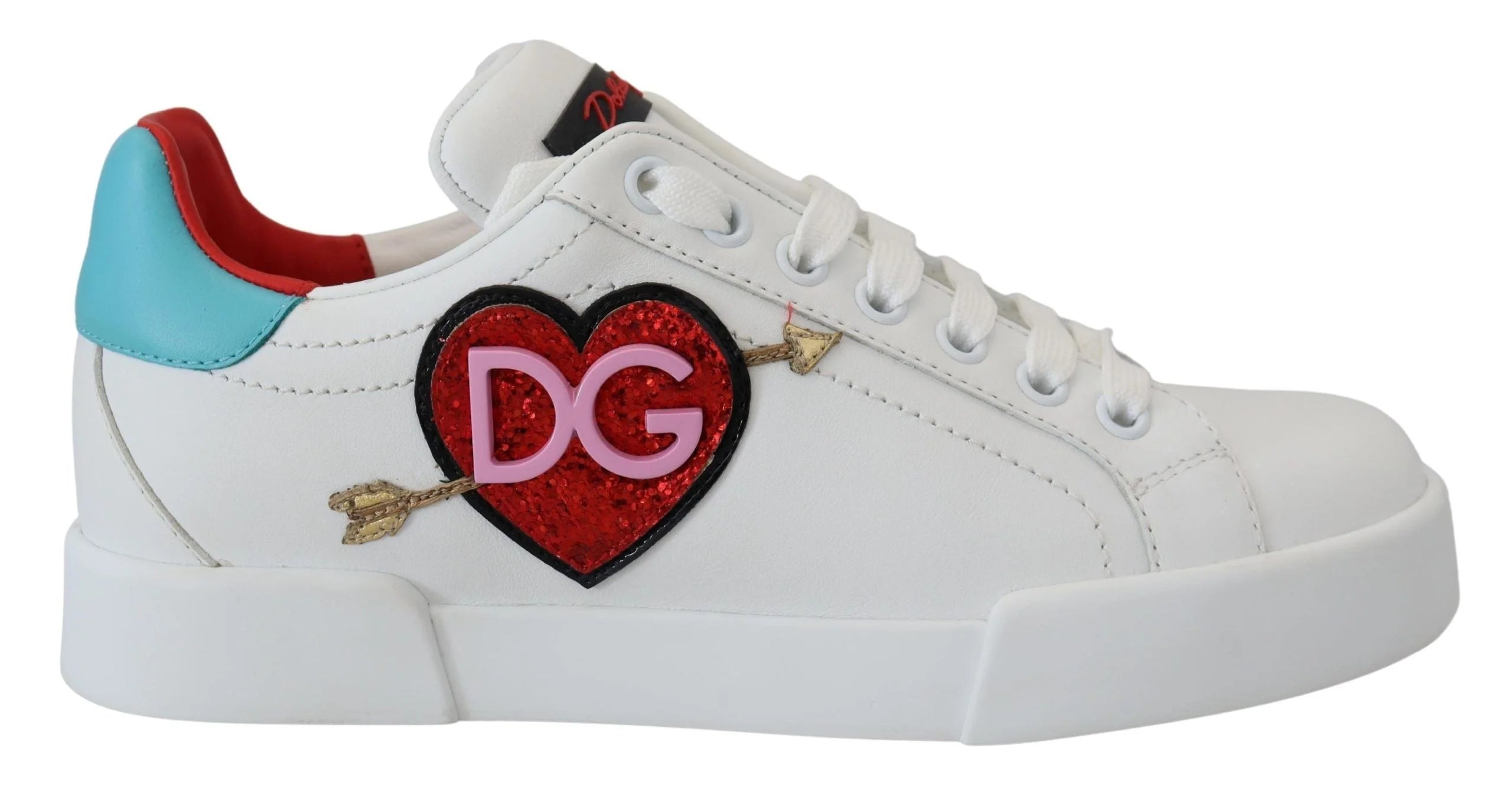 Vista cenital de las zapatillas deportivas blancas de piel de Dolce & Gabbana con cordones blancos limpios y plantillas con marca.
