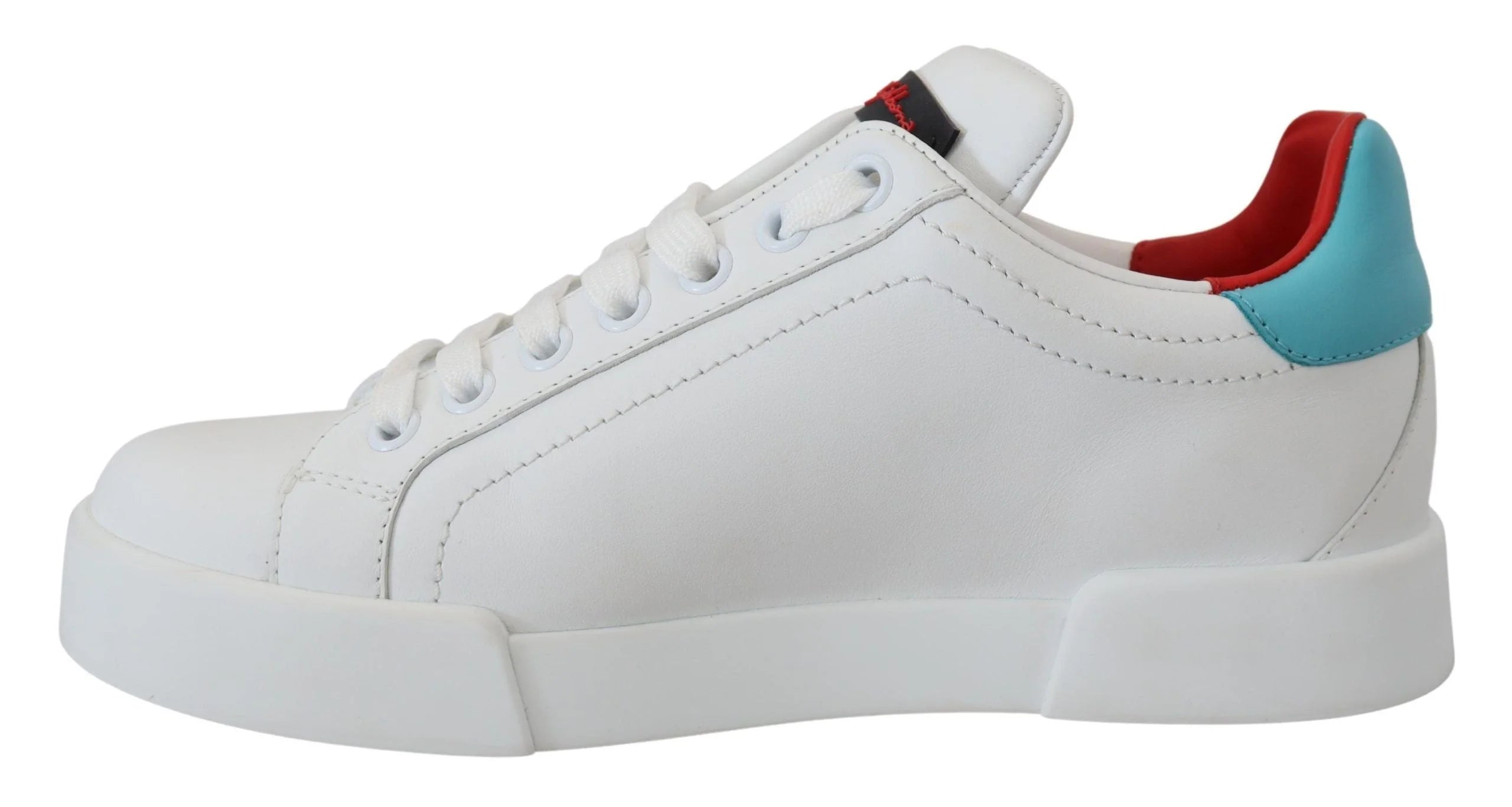 Vista trasera del sneaker Portofino de Dolce & Gabbana que muestra el tirador del talón metálico dorado y el branding grabado.