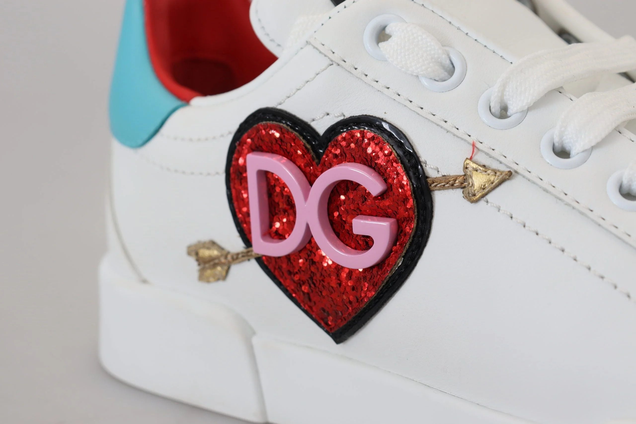 Vista en ángulo de las zapatillas deportivas blancas de piel de Dolce & Gabbana que resalta la silueta de plataforma y la artesanía artesanal.